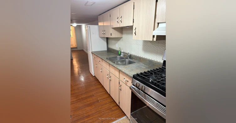 Lower-32 Macklem Avenue, Toronto, ON, M6J 3M2 - 5