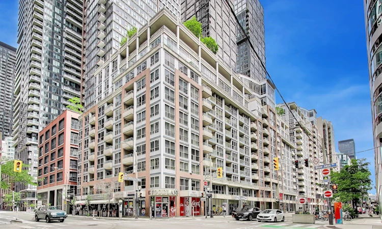 1005-270 Wellington Street W