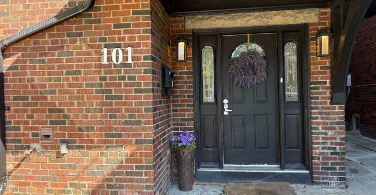Main-101 Burnside Drive, Toronto, ON, M6G 2M9 - 2