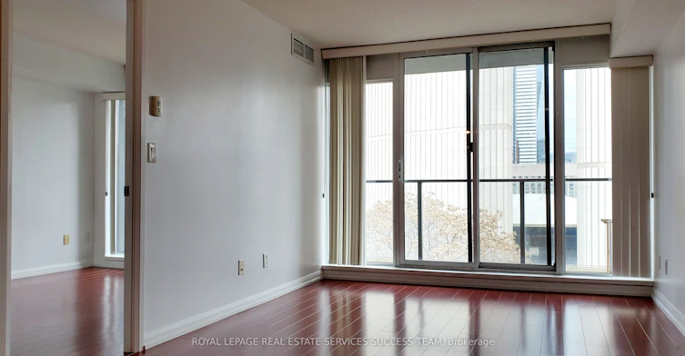 1009-111 Elizabeth Street, Toronto, ON, M5G 1P7 - 2