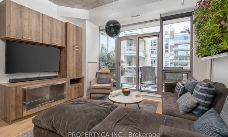 805-399 Adelaide Street W
