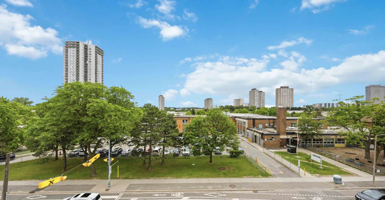 413-15 David Salomon Drive, Toronto, ON, M3C 1E7 - 33