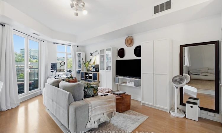 413-550 Front Street W