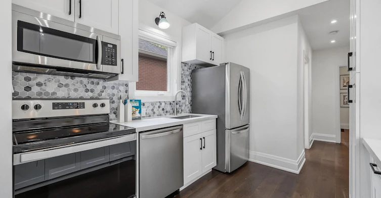 568 Northcliffe Boulevard, Toronto, ON, M6E 3L7 - 13