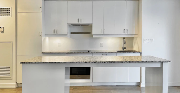 2507-426 University Avenue, Toronto, ON, M5G 1S9