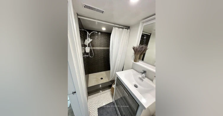 Lower-115 Northcliffe Boulevard, Toronto, ON, M6E 3K5 - 9
