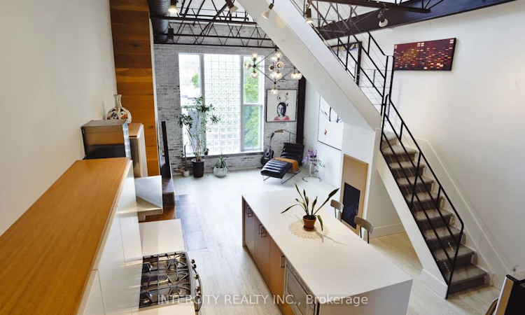 208-676 Richmond Street W