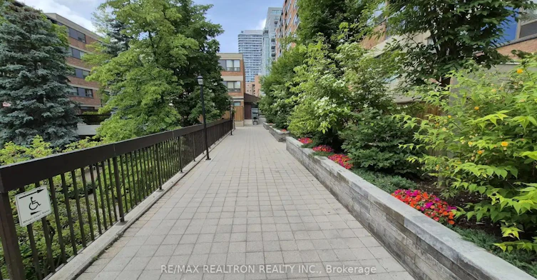 919-89 Mccaul Street, Toronto, ON, M5T 2X3 - 32
