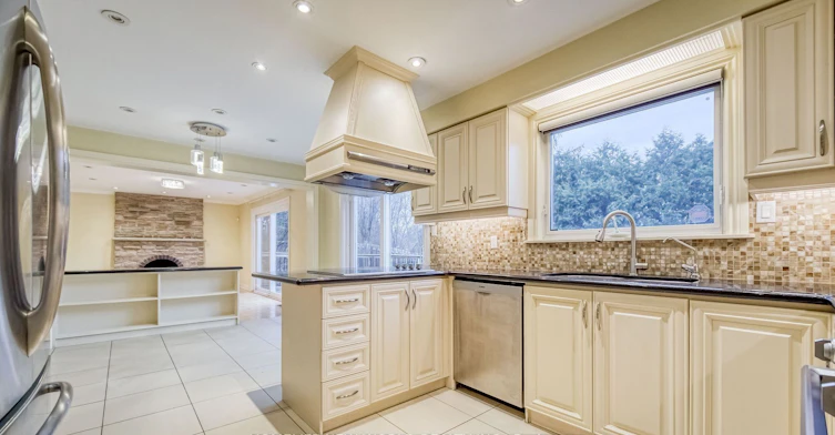 7 Bramble Drive, Toronto, ON, M3B 2E9 - 6