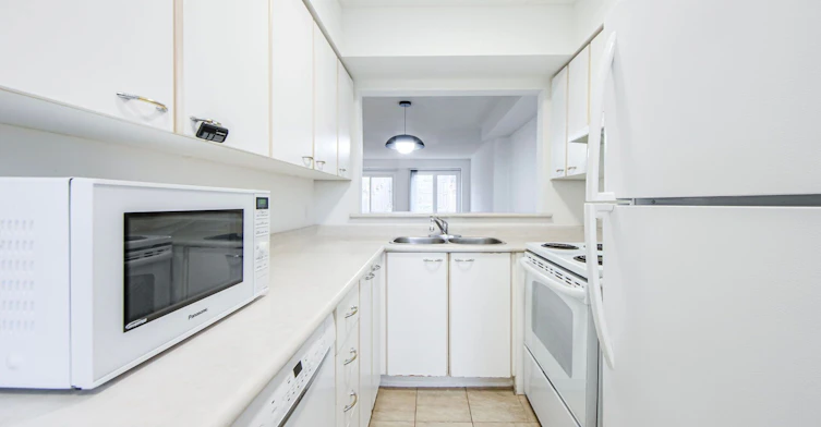 25 Warner Avenue, Toronto, ON, M4A 2X1 - 5