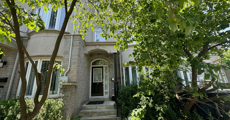 Upper-6 Altamont Road, Toronto, ON, M2M 1S4