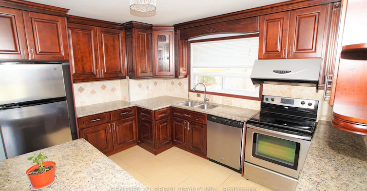 Main-32 Niantic Crescent, Toronto, ON, M3A 2H7