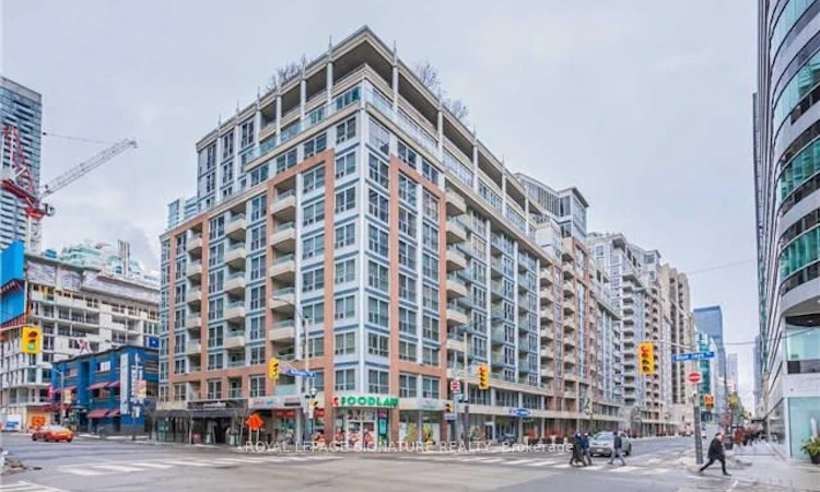 313-270 Wellington Street W