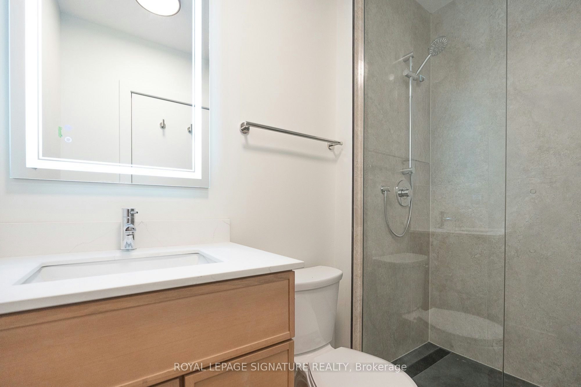 6-7 Earnscliffe Road, Toronto, ON, M6E 1J4 - 11