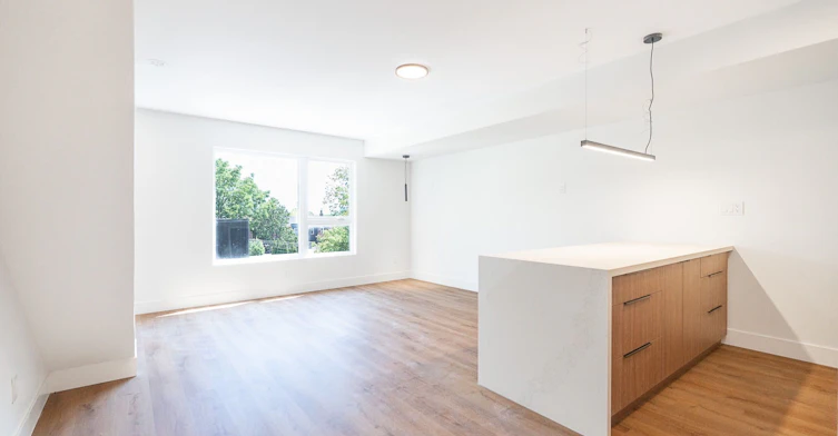 6-7 Earnscliffe Road, Toronto, ON, M6E 1J4 - 2
