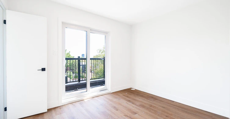 6-7 Earnscliffe Road, Toronto, ON, M6E 1J4 - 10