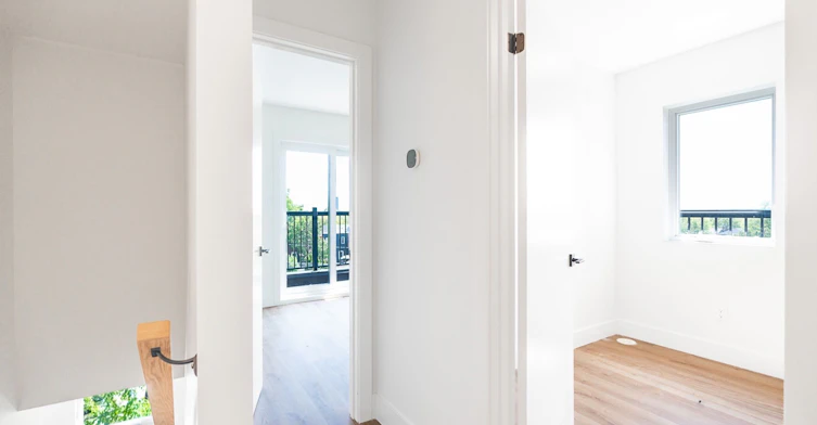 6-7 Earnscliffe Road, Toronto, ON, M6E 1J4 - 12