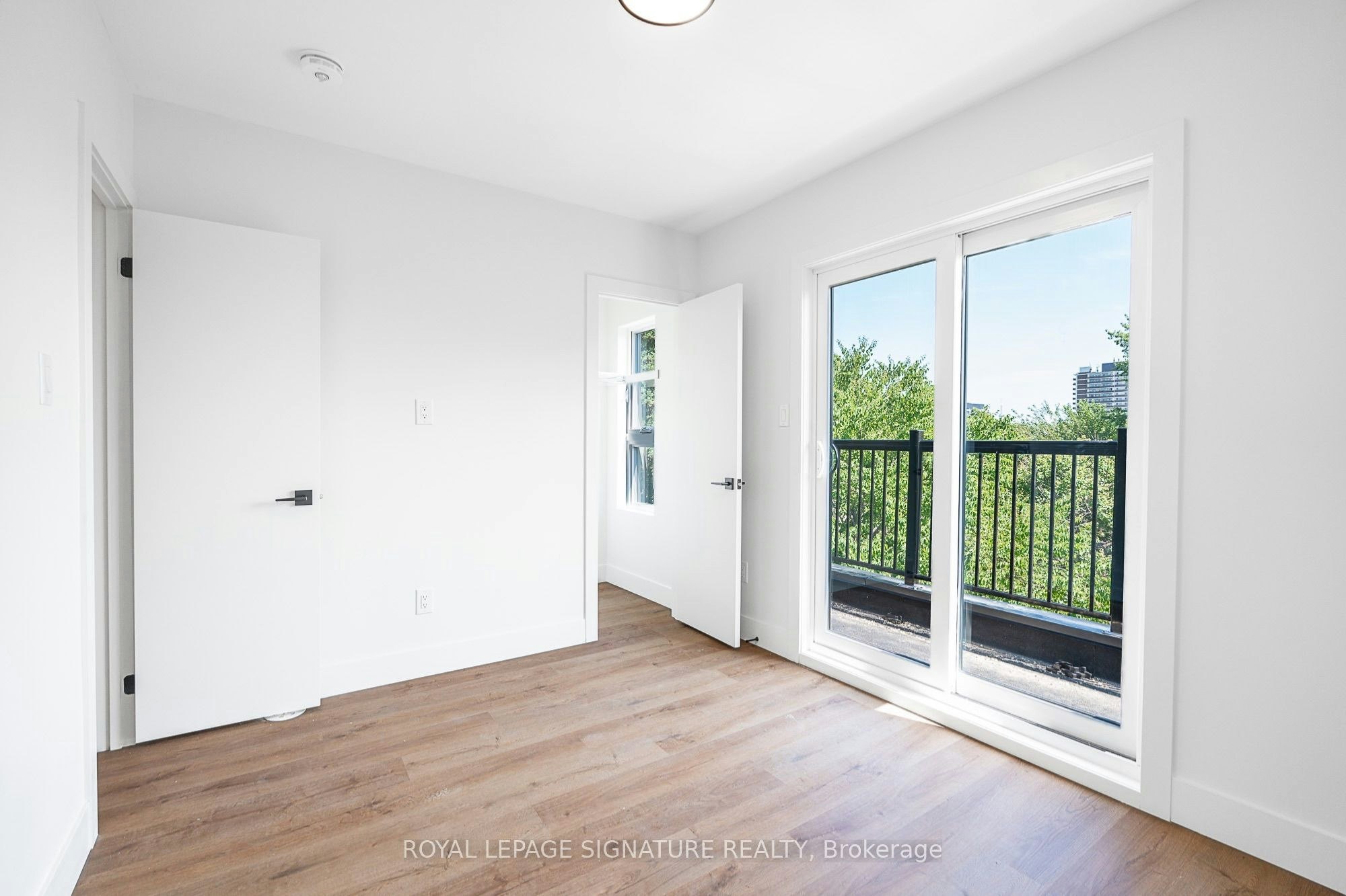 6-7 Earnscliffe Road, Toronto, ON, M6E 1J4 - 13
