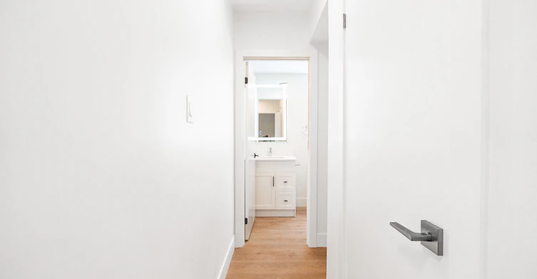 6-7 Earnscliffe Road, Toronto, ON, M6E 1J4 - 4