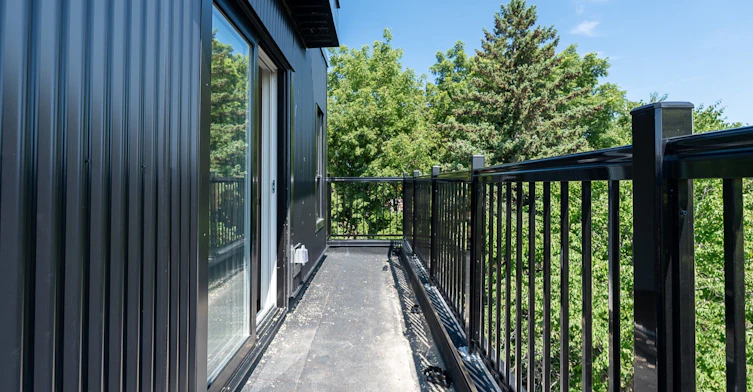 6-7 Earnscliffe Road, Toronto, ON, M6E 1J4 - 14