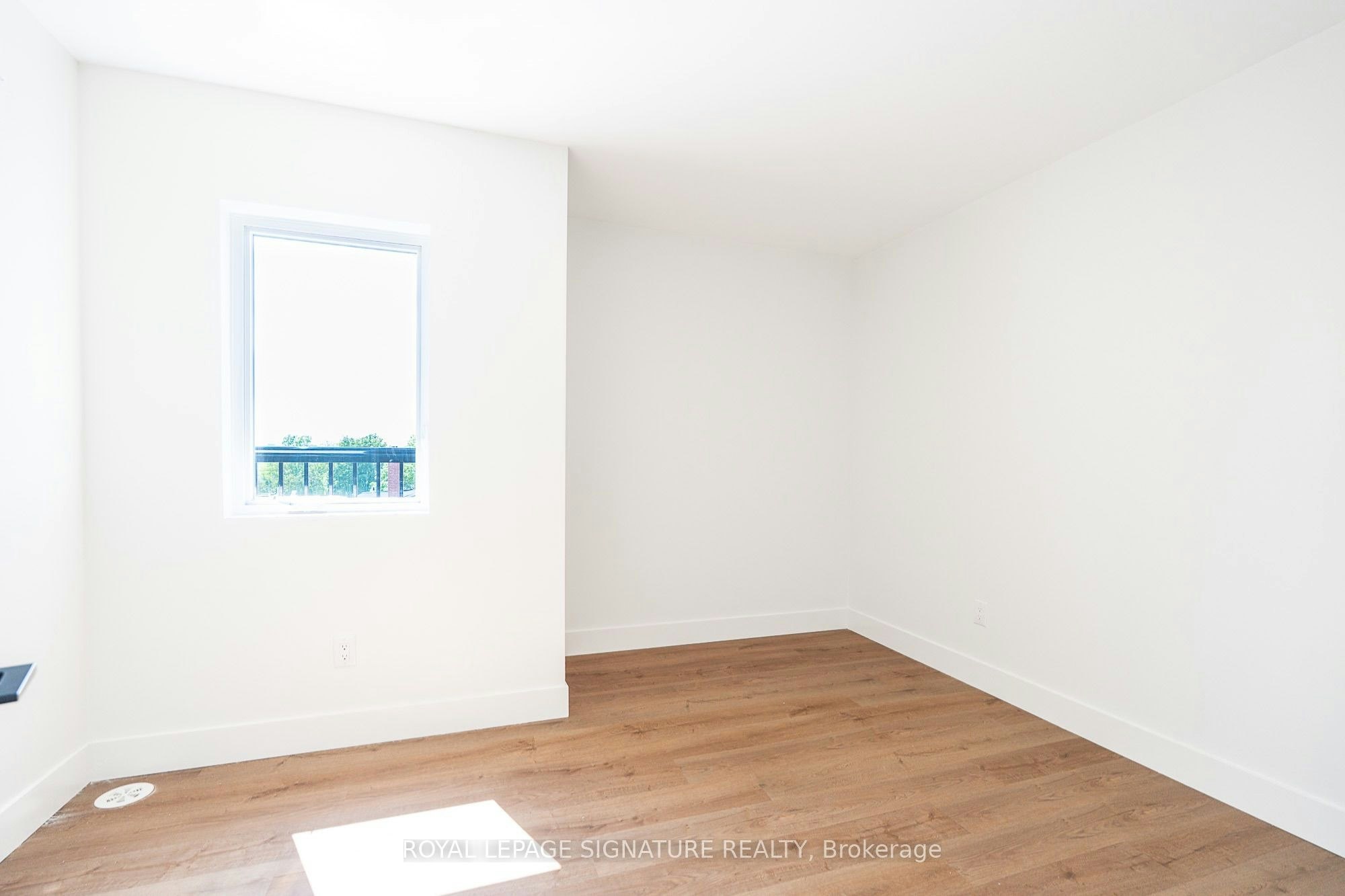6-7 Earnscliffe Road, Toronto, ON, M6E 1J4 - 16