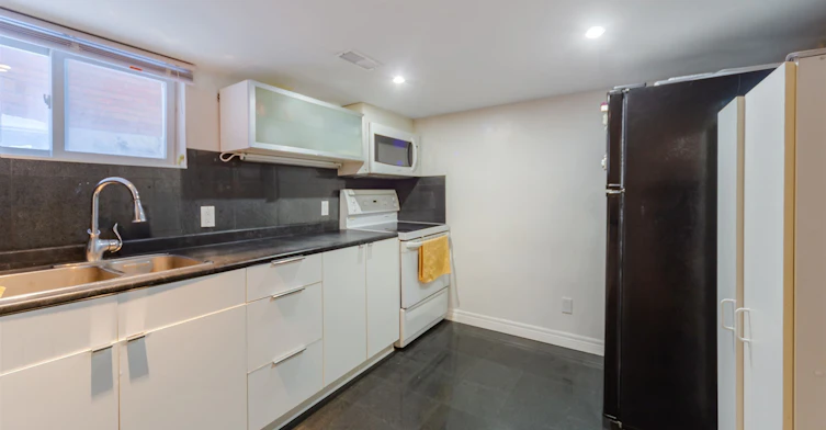 Lower-46 Lorindale Avenue, Toronto, ON, M5M 3C2 - 4
