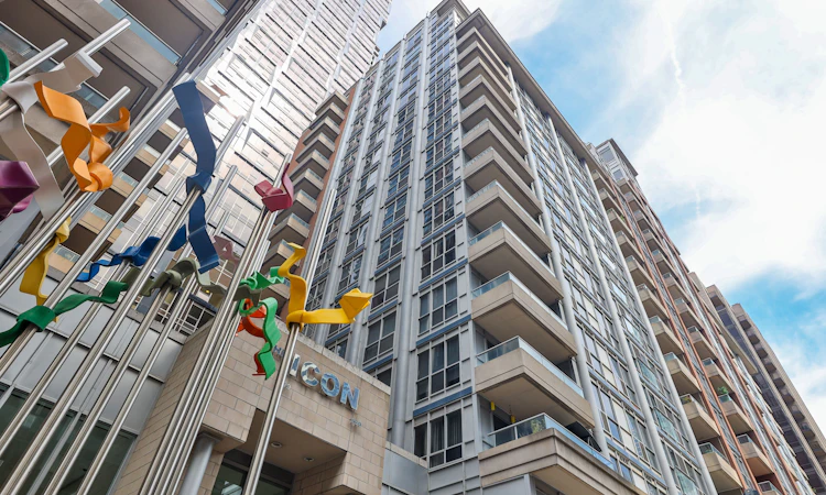 1028-250 Wellington Street W