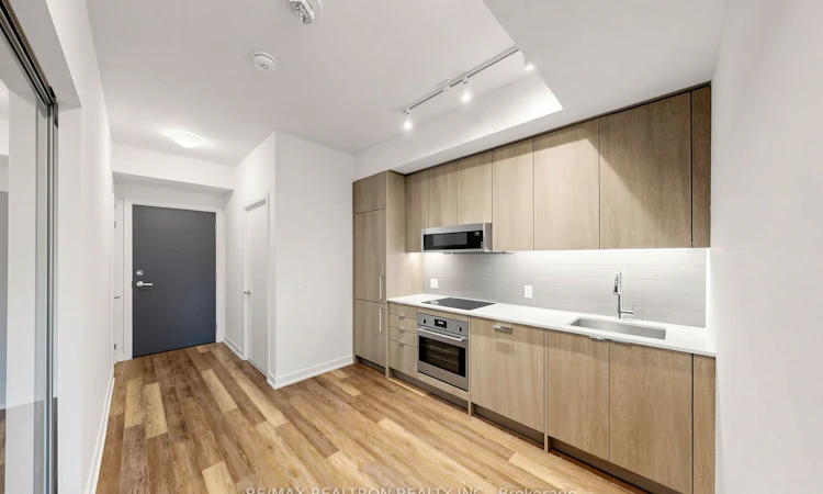 701-250 Lawrence Avenue W