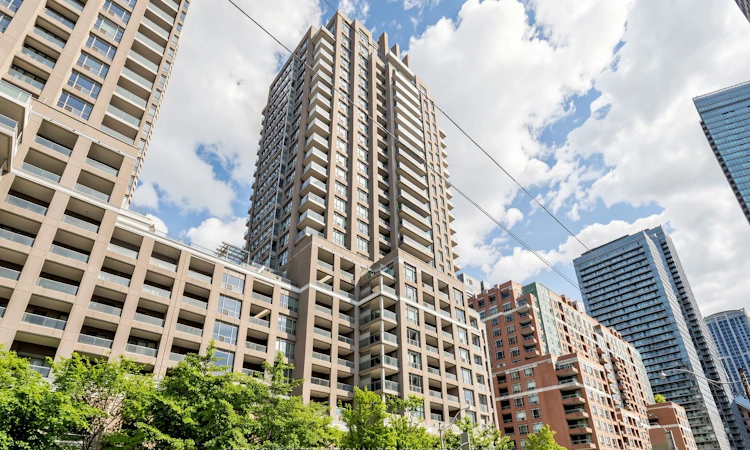 2303-909 Bay Street