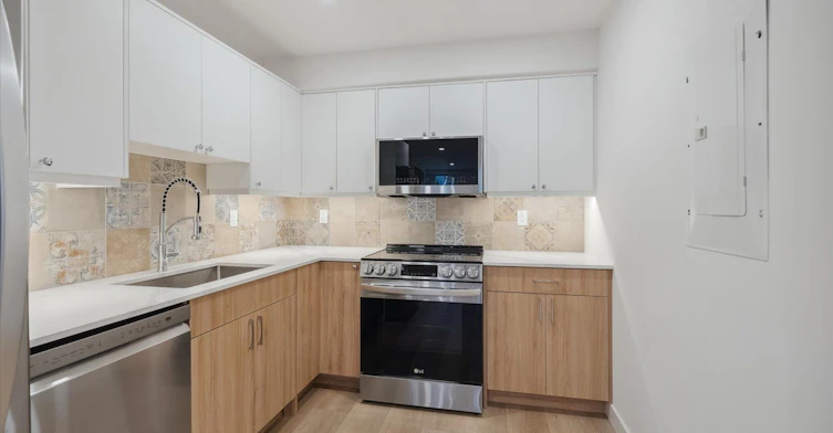 6-112 Walmer Road, Toronto, ON, M5R 2X7 - 2