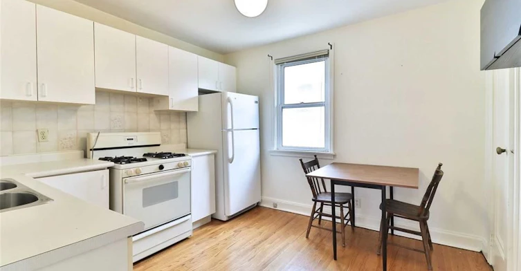 upper-6 Lennox Street, Toronto, ON, M5S 1L4 - 3