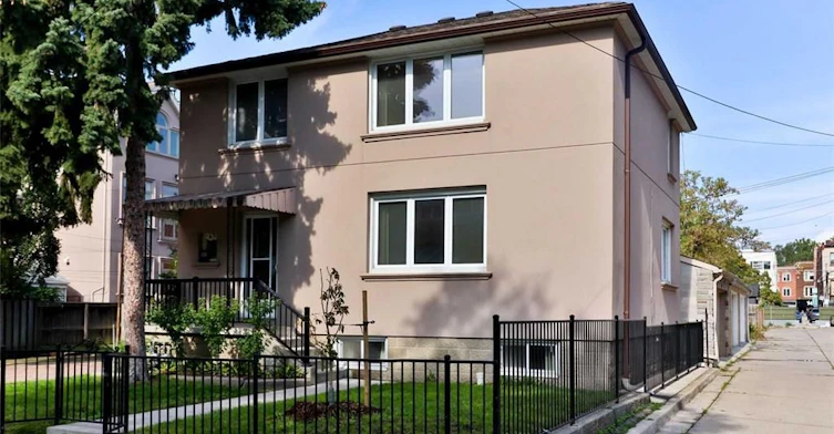 upper-6 Lennox Street, Toronto, ON, M5S 1L4