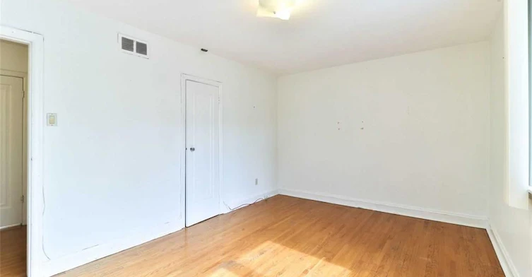 upper-6 Lennox Street, Toronto, ON, M5S 1L4 - 4