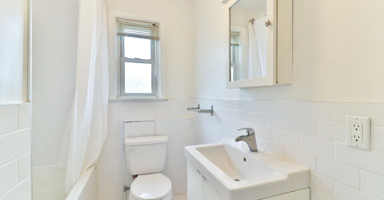 upper-6 Lennox Street, Toronto, ON, M5S 1L4 - 6