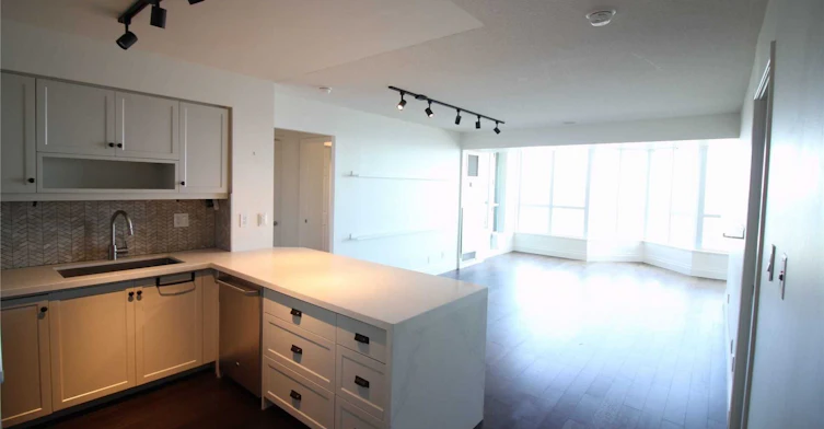 825-230 Queens Quay W, Toronto, ON, M5J 2Y7 - 2