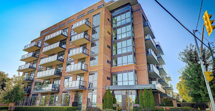 401-3 Southvale Drive, Toronto, ON, M4G 1G1 - 2
