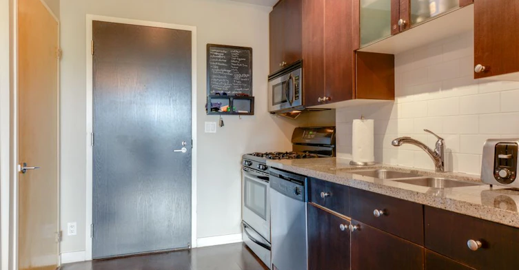 323-1 Shaw Street, Toronto, ON, M6K 0A1 - 4