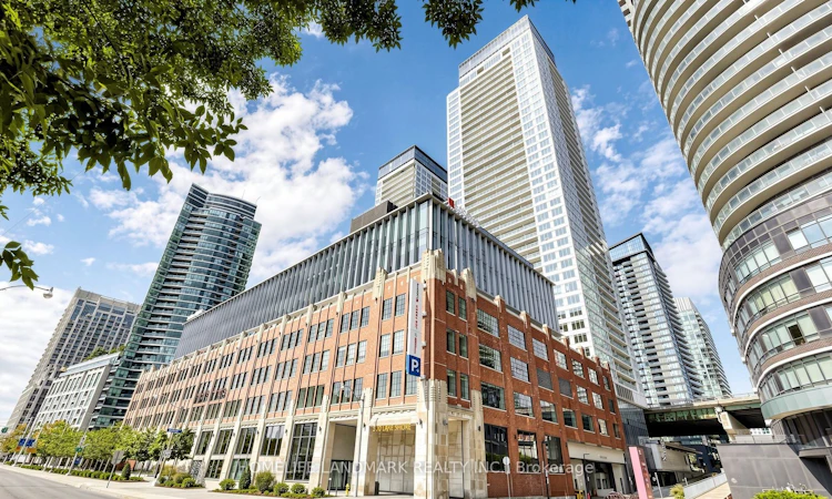806-17 Bathurst Street