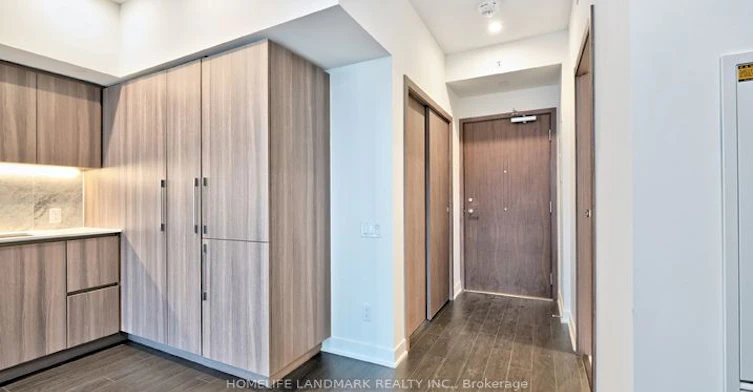 3809-19 Bathurst Street, Toronto, ON, M5V 0N2 - 3