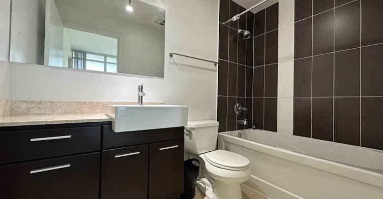 2202-770 Bay Street, Toronto, ON, M5G 0A6 - 11