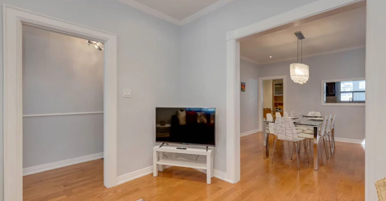 34 Ashbury Avenue, Toronto, ON, M6V 1V7 - 4