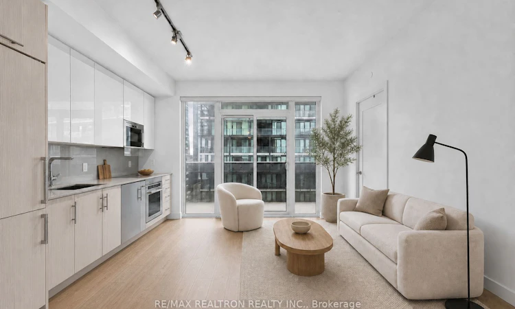 2203-330 Richmond Street W