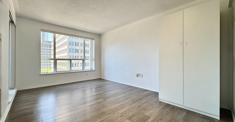 810-889 Bay Street, Toronto, ON, M5S 3K6 - 4