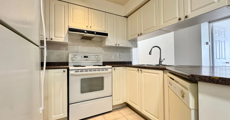 810-889 Bay Street, Toronto, ON, M5S 3K6