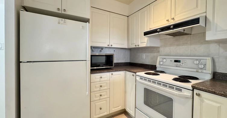 810-889 Bay Street, Toronto, ON, M5S 3K6 - 2