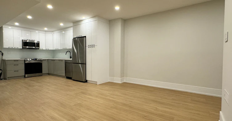 Main-116 Bellevue Avenue, Toronto, ON, M5T 2N9