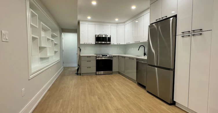 Main-116 Bellevue Avenue, Toronto, ON, M5T 2N9 - 2