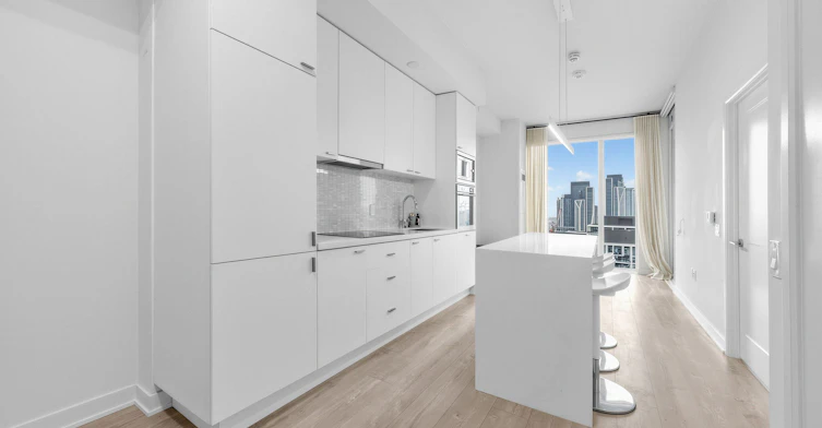 1811W-27 Bathurst Street, Toronto, ON, M5V 2P1