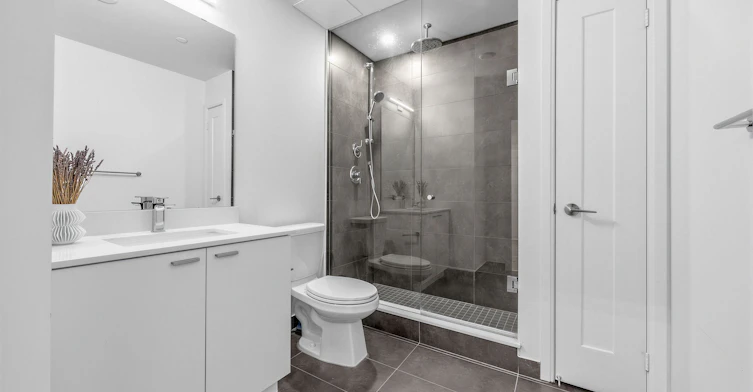 1811W-27 Bathurst Street, Toronto, ON, M5V 2P1 - 17