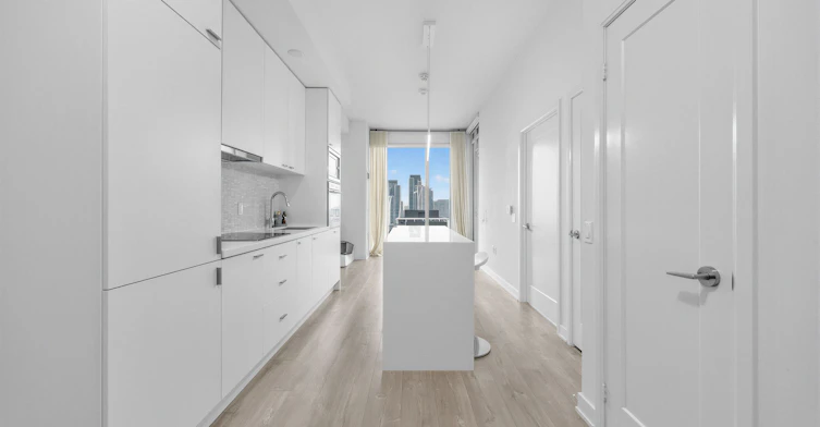 1811W-27 Bathurst Street, Toronto, ON, M5V 2P1 - 2